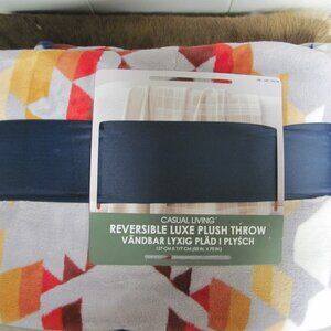 CASUAL LIVING REVERSIBLE LUXE PLUSH THROW NIP